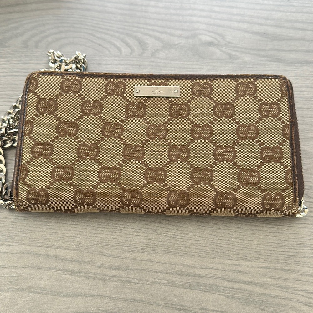 Gucci clutch bag with not original chain can be used as a long wallet too.